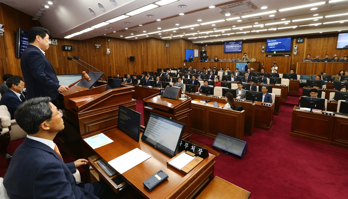 '평화', '노동인권' 빠진 강원교육 조례 의결…"비상식" 비판