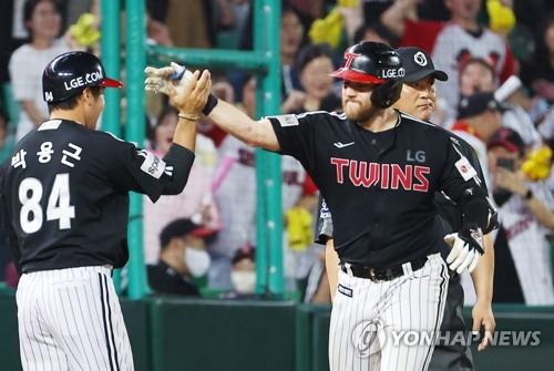 두산 강승호 사이클링 히트 달성…LG는 강우 콜드로 1위 굳히기(종합)