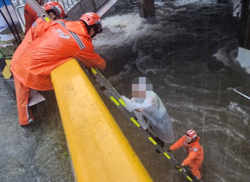 부산 금정구 123.5㎜…온천천서 노인 구조·도시고속도로 침수(종합)