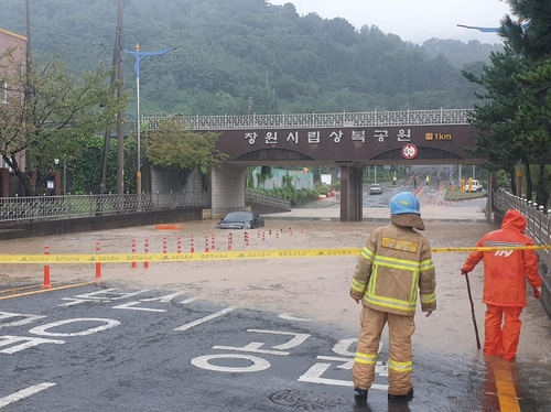 경남 전역 한때 호우특보…고립 70대 구조·침수 피해 잇따라(종합)