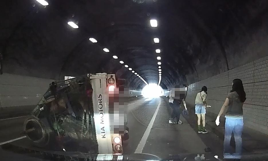 '쿵' 터널서 쓰러진 1t 트럭…유리창 뜯어 운전자 구한 소방관