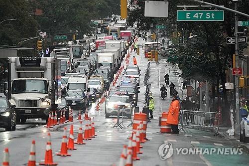 젤렌스키 국방색 티셔츠 차림으로 유엔총회 참석…환영속 입장