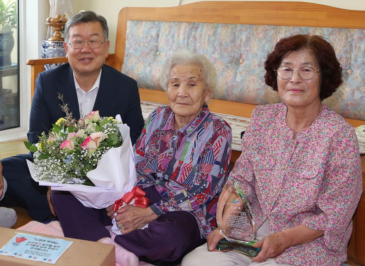 "싱싱한 딸기 고마워요"…밀양시, 초기 재배자에 공로패