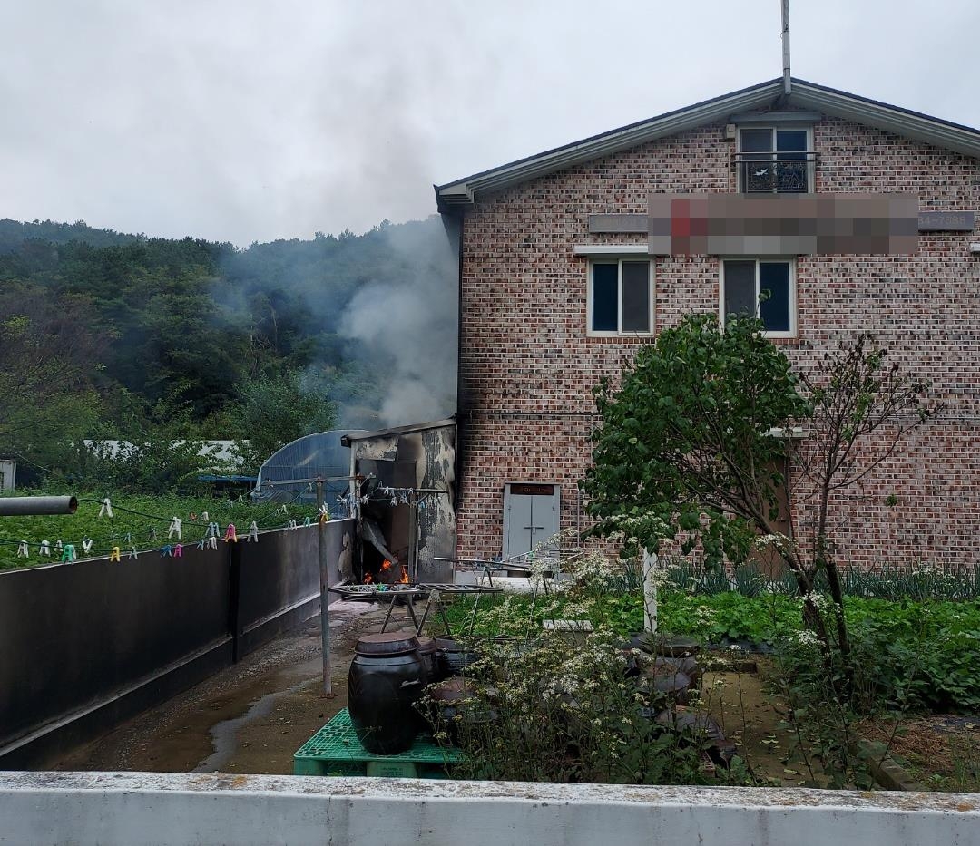 완주 교회 보일러실서 화재…불끄던 90대 2도 화상