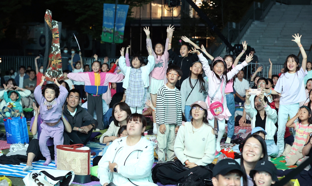 아이도 어르신도 '둠칫둠칫'…가을밤 물들인 노들섬 음악축제