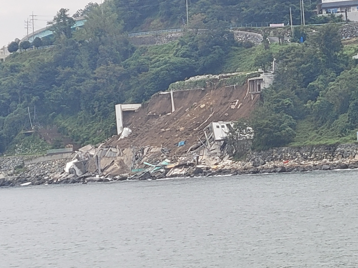 거제서 리모델링 공사 중이던 펜션 붕괴…인명피해 없어