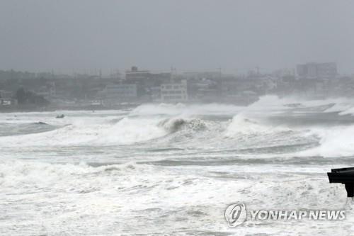 포항 해안서 장갑차 시운전 중 침수…방산업체 직원 2명 실종