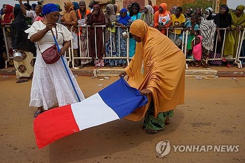 駐니제르 프랑스 대사 현지서 철수…마크롱 발표 사흘 만