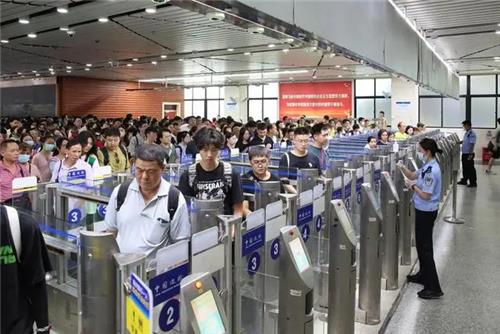 中 황금연휴 하루 출입국 인원 158만명…코로나 이전 90% 전망