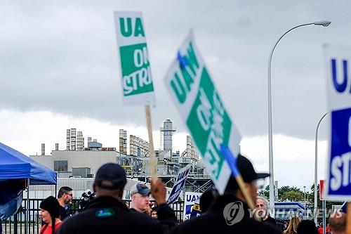 美 자동차노조 "파업 확대할 수도"…대선 앞두고 '존재감' 부상