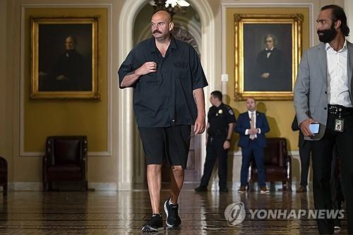 美상원 '옷의 전쟁'…복장 자율화→넥타이·긴바지 의무화