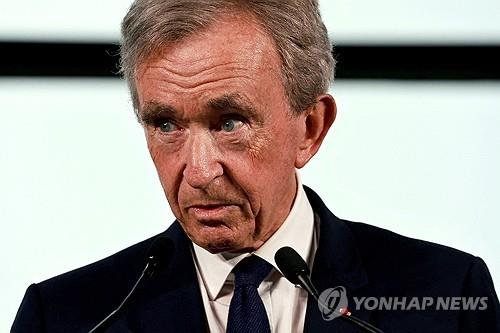 LVMH 아르노 회장, 러 사업가와 자금세탁 의혹…프랑스검찰 수사