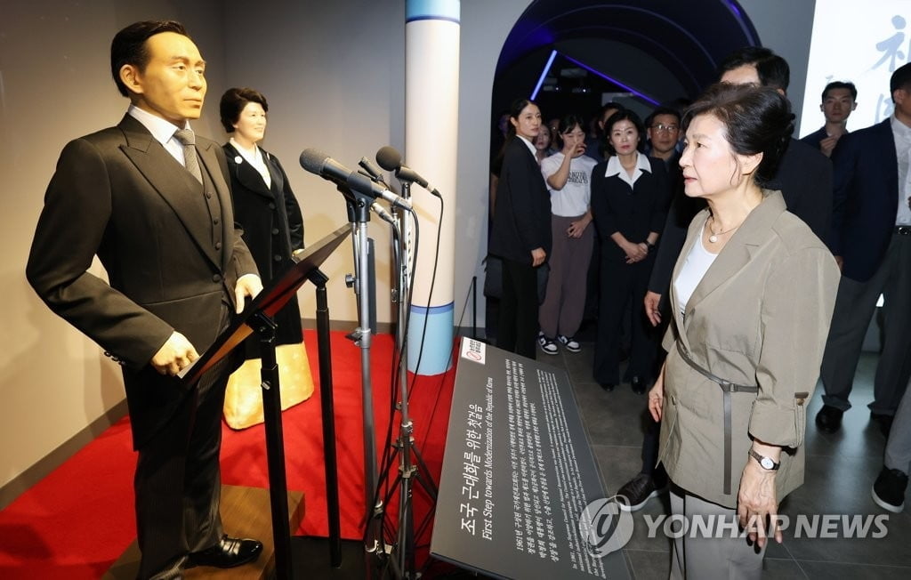 박근혜, 정치 은퇴 수순?…유영하 "일선 나서지 않을 것"