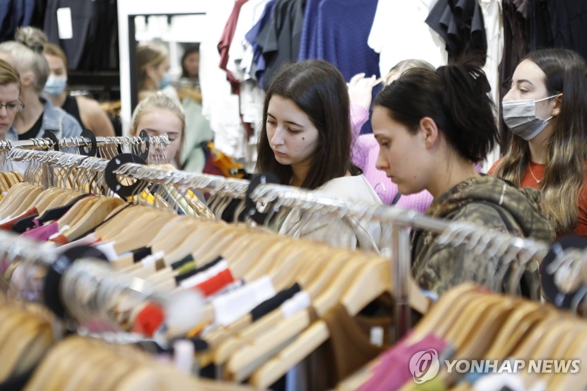 고가 레깅스는 '불티'…1,000원숍은 "파리 날려"