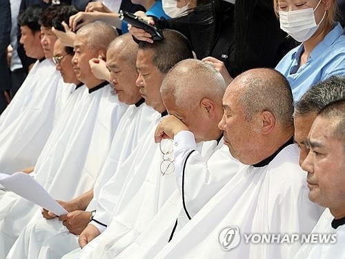 "새만금 예산 돌려달라"…전북도의원들 삭발 투쟁