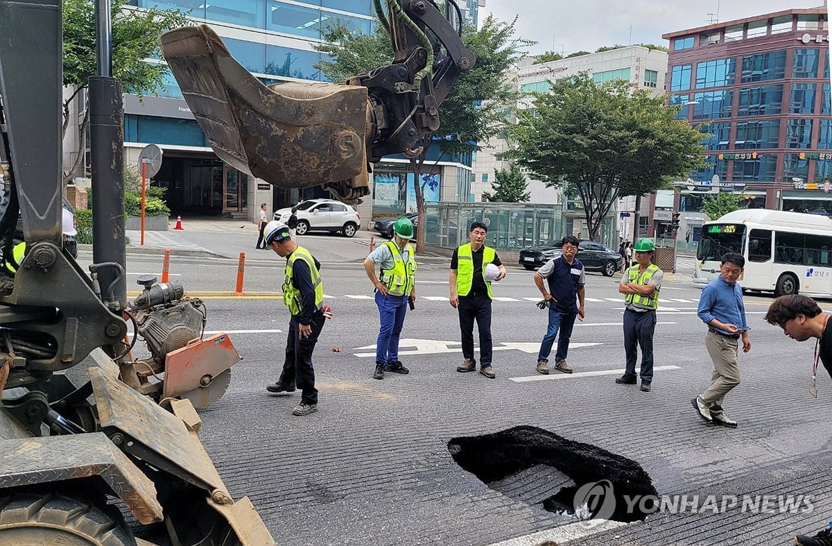 '땅꺼짐' 8시간 만에…봉은사로 통행 재개