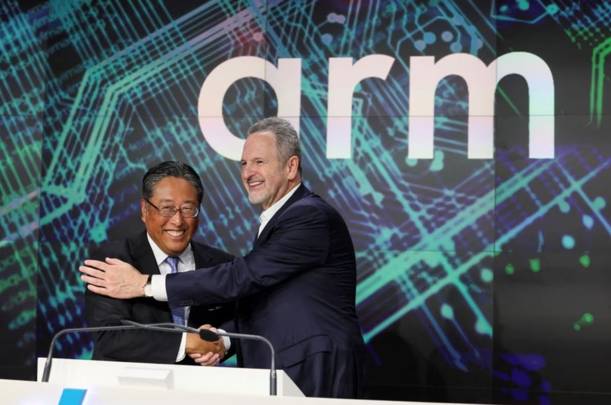 ARM, 나스닥 화려한 데뷔…상장 첫날 25% 폭등