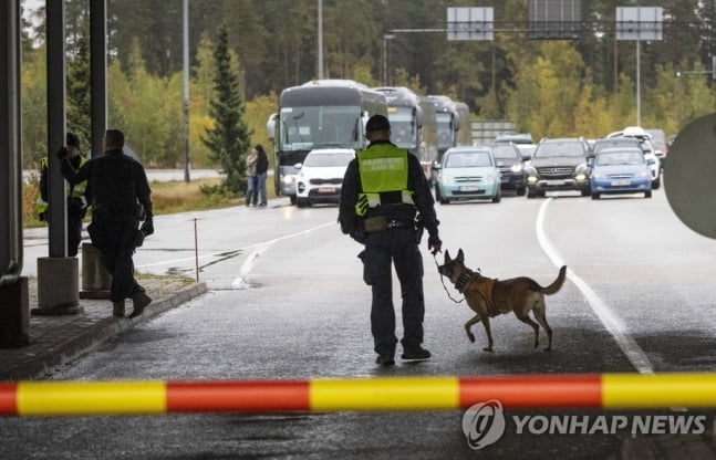 러와 국경 맞댄 핀란드 "러시아 차량 입국 금지"