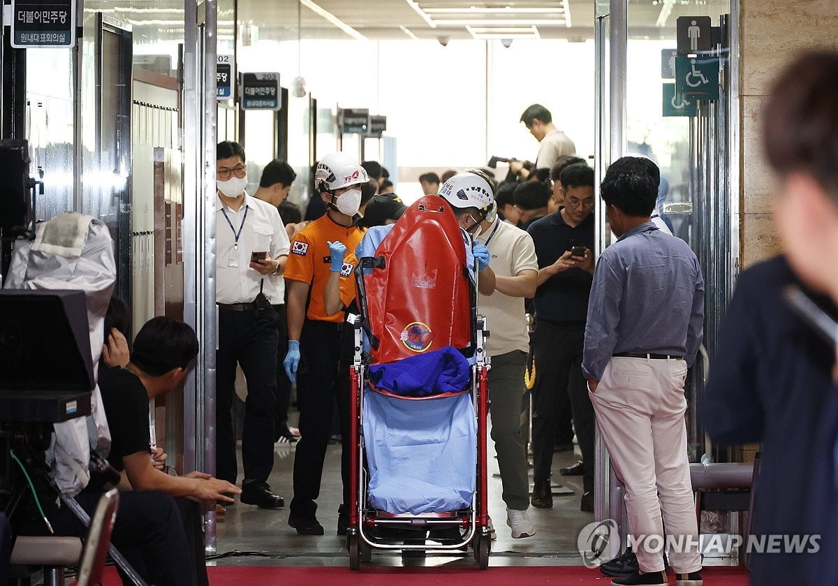 이재명, 건강 악화로 병원행…여의도 성모병원 후송