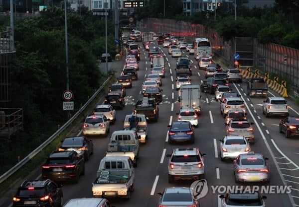 "문 열고 뛰어내려"…달리던 승합차서 떨어진 여성 사망