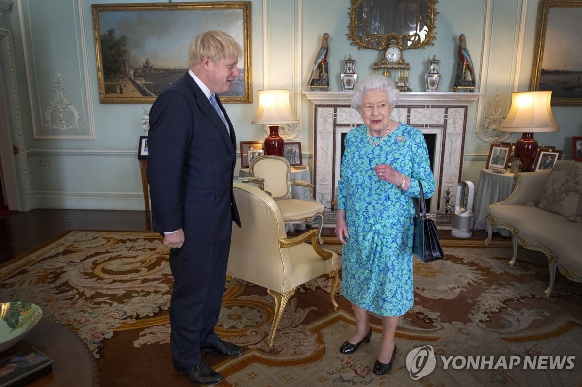 "총리 좀 말려주세요"…여왕에 'SOS' 보낸 사연은