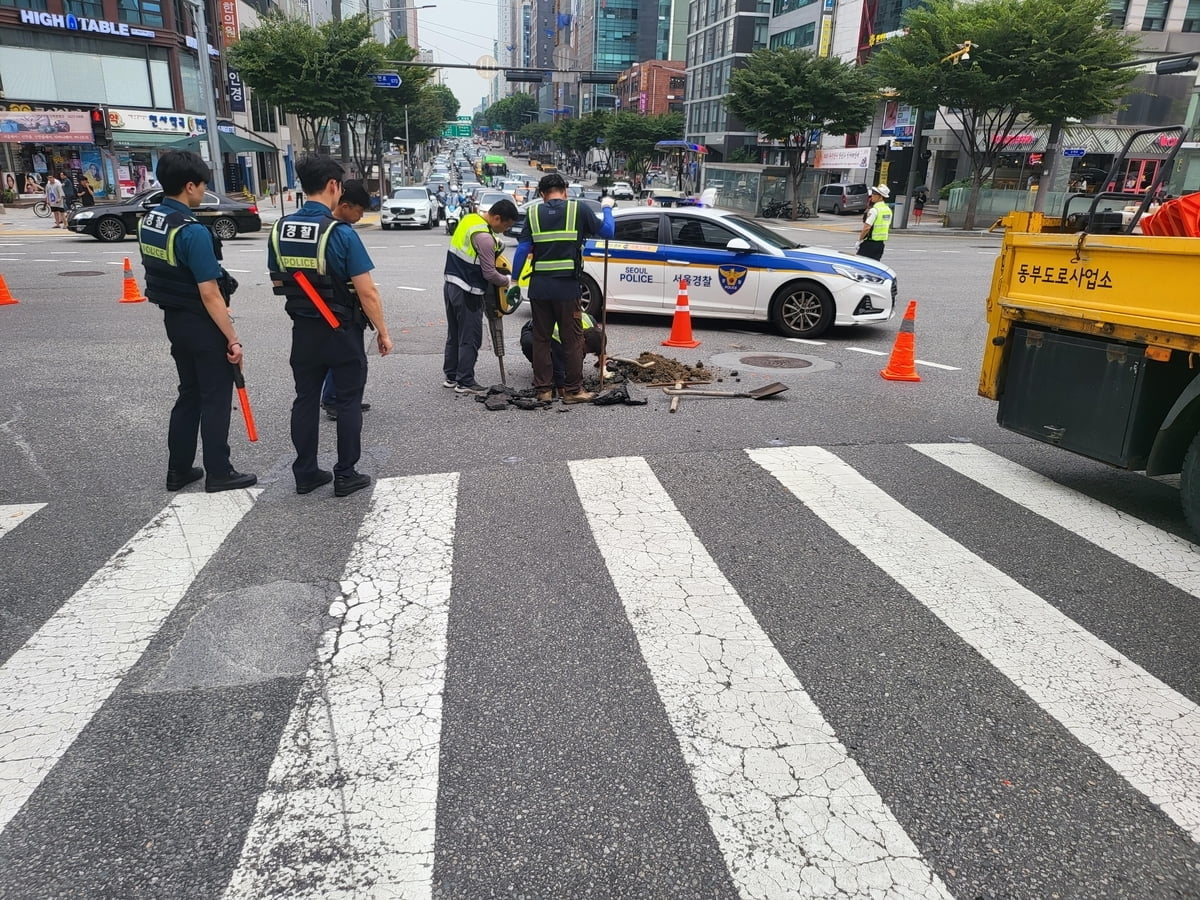 강남 한복판 차도가 '물렁'...싱크홀 조짐