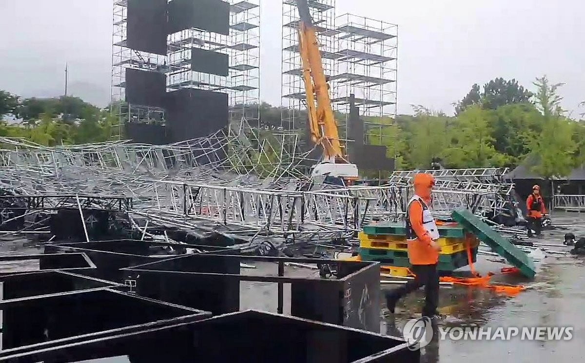 빗속 콘서트 무대 짓다 '와르르'…8명 부상