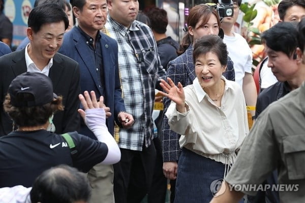 박근혜, 대구 전통시장 방문…유영하 동행