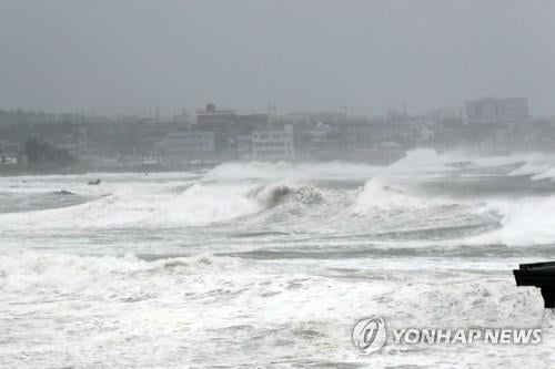 장갑차 침수돼 방산업체 직원 2명 실종후 구조