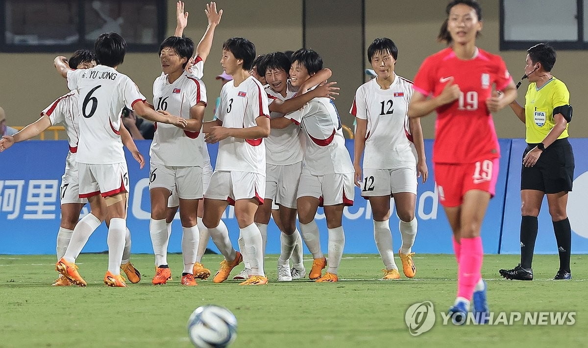 女축구 남북대결서 1-4 완패…4강행 좌절