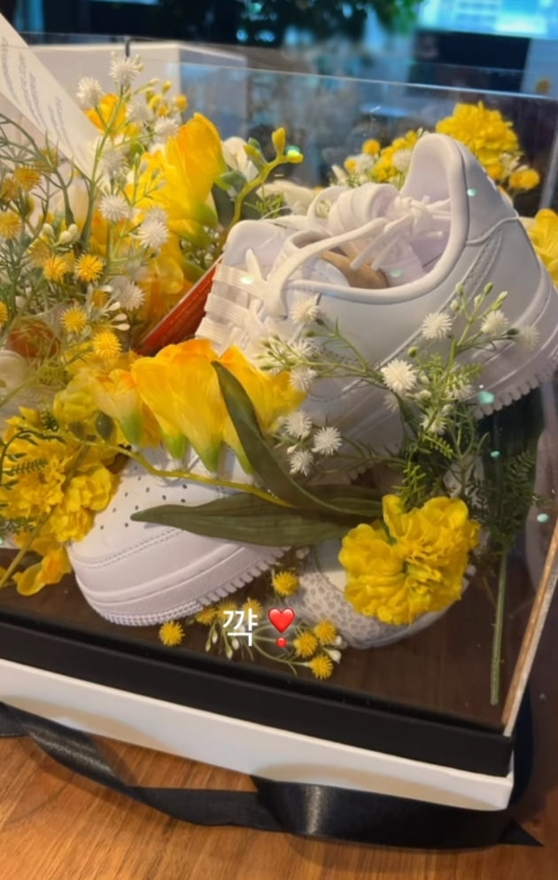 Park Shin-hye, a Dochi mom excited to receive a gift of shoes from her son surrounded by flowers