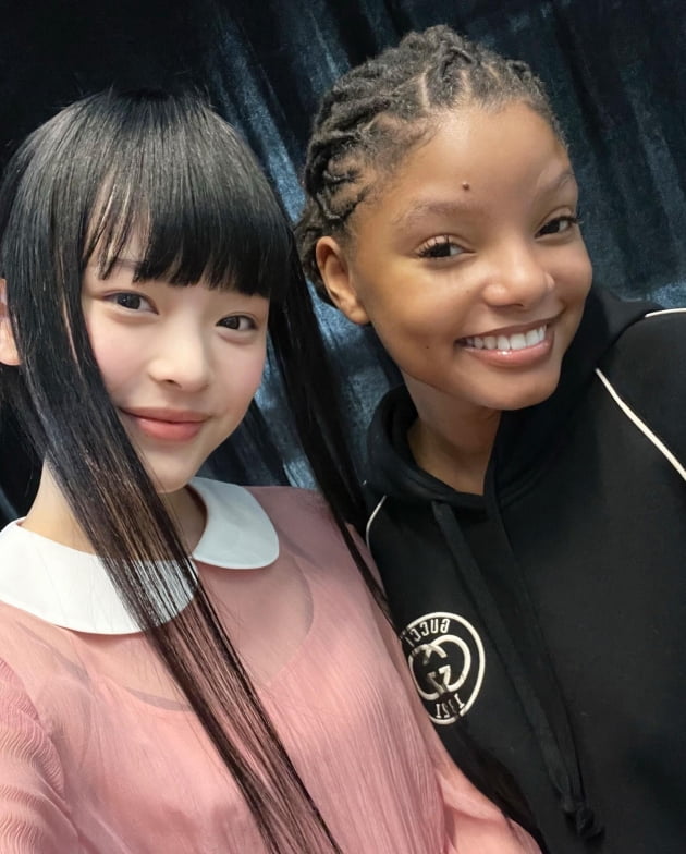 New Jeans Hani takes a photo with black ‘Little Mermaid’ Halle Bailey