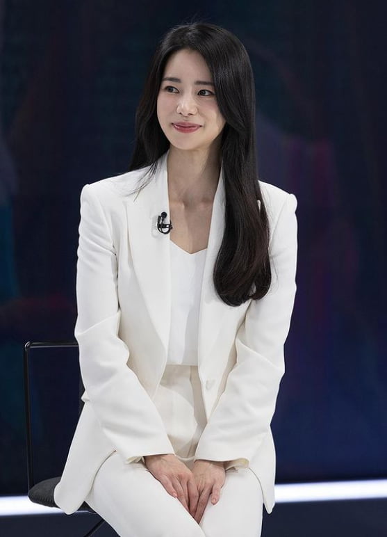 Wouldn't it be better to be an anchor rather than a weather presenter? Jiyeon Lim