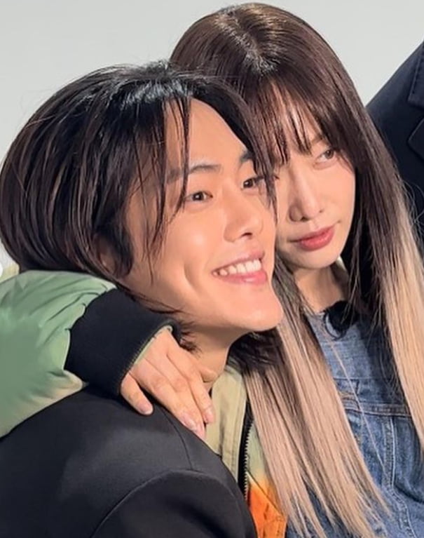 What is the relationship between Sarah and Myeong-oh?