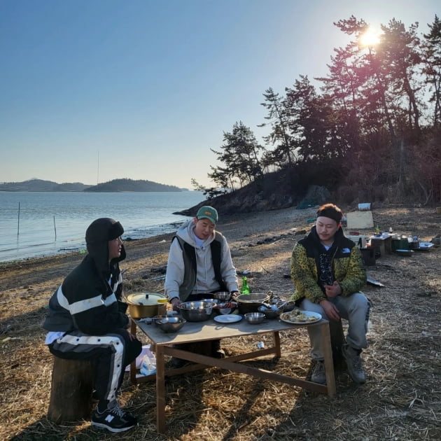 Young Tak went to the island with Boom and Song Jin-woo.
