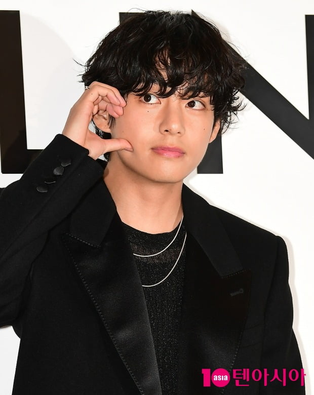 BTS V selected as the world's most handsome man