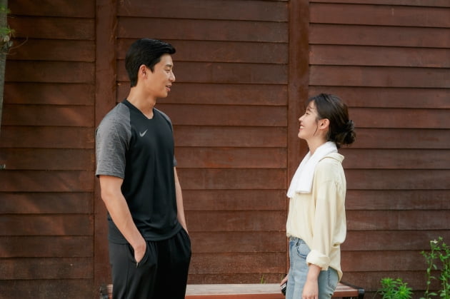 Park Seo-joon and IU, a homeless soccer team?