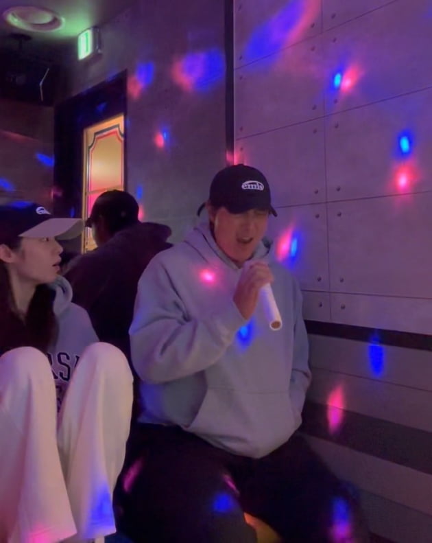 'Newlywed' T-ara Jiyeon goes out to karaoke wearing a couple's hat