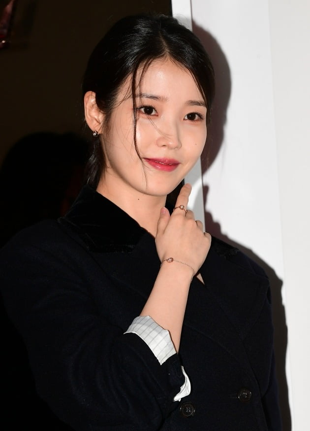 What does the IU ransom controversy have to do with Kakao Entertainment's listing?