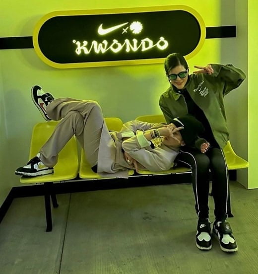 G-Dragon leans on a Japanese woman's knee for natural skinship