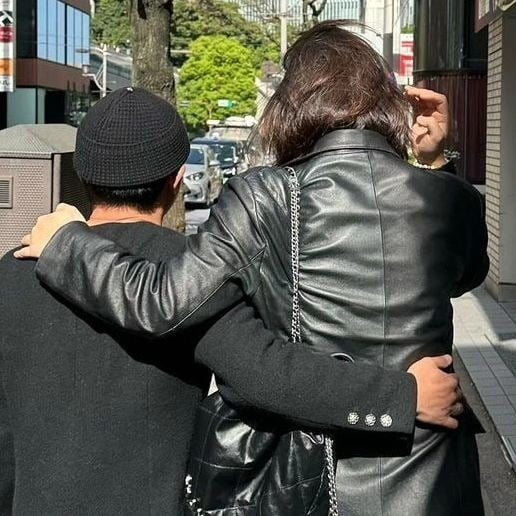 Jo Se-ho, street date holding straight hair woman's waist?