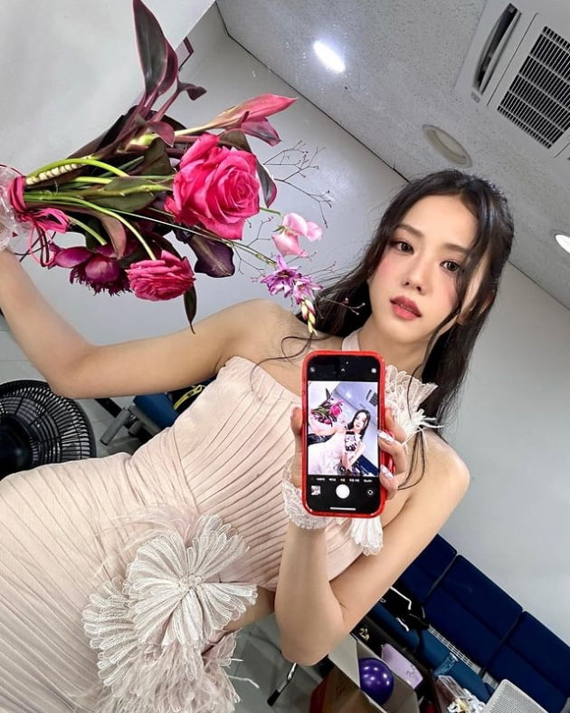 Blackpink's Jisoo wins first place and 6 awards with her first solo song 'Flower'