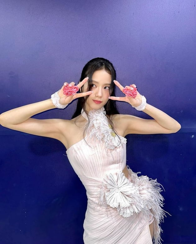 Blackpink's Jisoo wins first place and 6 awards with her first solo song 'Flower'