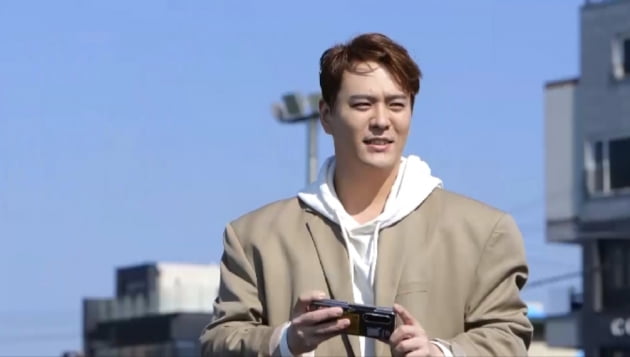 Kim Yong-jun went to Jeju Island to meet a girl.