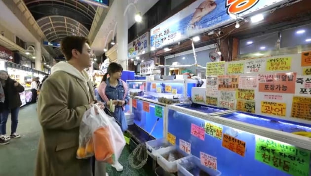 Kim Yong-jun went to Jeju Island to meet a girl.