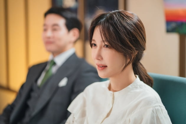 Jang Hee-jin, driven to the edge of a cliff, even picks up a gun.