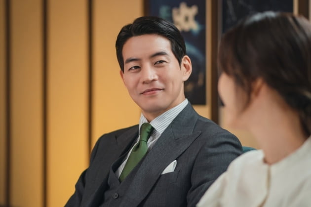 Jang Hee-jin, driven to the edge of a cliff, even picks up a gun.