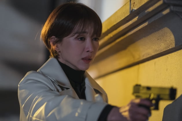 Jang Hee-jin, driven to the edge of a cliff, even picks up a gun.