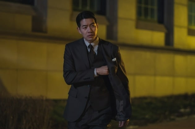 Jang Hee-jin, driven to the edge of a cliff, even picks up a gun.