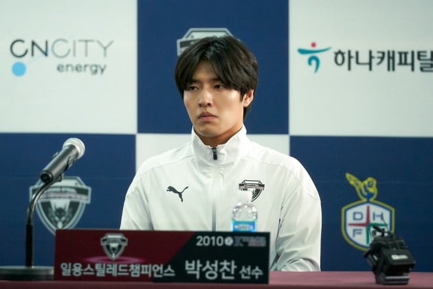 'Park Seo-joon's rival' Kang Ha-neul steals Park Myung-hoon's attention